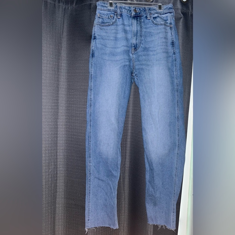Hollister Ultra High-Rise Mom Jeans